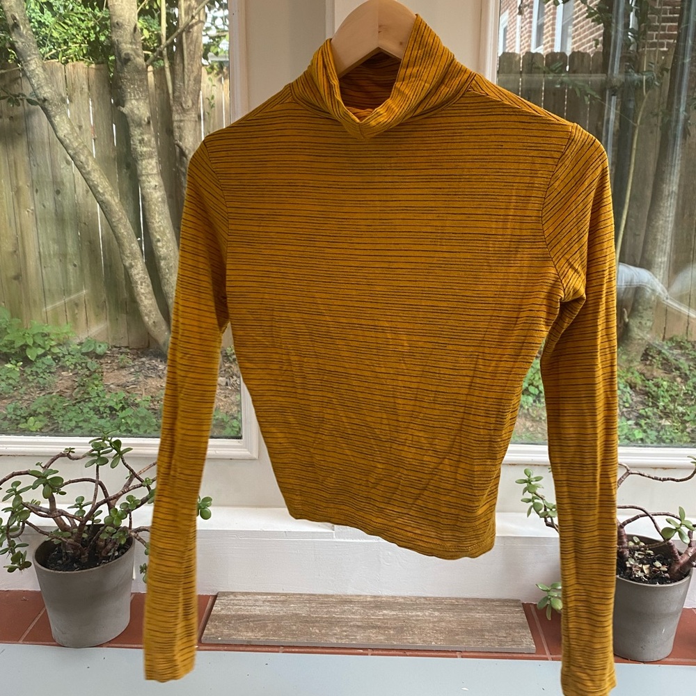 Yellow cropped turtleneck